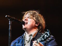 Lewis Capaldi lancia una confutazione carica di imprecazioni mentre un troll critica la sua musica “deprimente” e “ripetitiva”