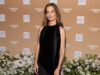 Katie Holmes, 47 anni, sembra più bella che mai mentre colpisce il tappeto rosso con un abito nero con frange… tra le voci sulla chirurgia plastica