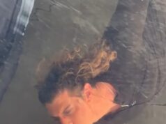 Adam Hyde sconvolge i fan condividendo un video bizzarro in cui “pomicia” con il proprio riflesso – e la fidanzata Abbie Chatfield ha una risposta MOLTO sfacciata: “Mi ha fatto venire i conati di vomito”