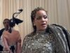 Il companion di Rihanna, A$AP Rocky, chiacchiera con una donna al Met Gala prima di QUELLA esibizione tesa… ma c’è una svolta