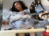 Ella Thomas di Love Island viene portata d’urgenza in ospedale in ambulanza durante la sua serata di compleanno dopo che uno “strano incidente” l’ha costretta a necessitare di un intervento chirurgico al piede
