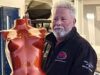 Il pettorale del Met Gala di Kim Kardashian è stato realizzato in un storage per auto del Kent da un verniciatore a spruzzo chiamato Martyn che aveva giurato di mantenere il segreto