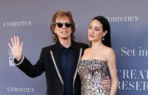 Mick Jagger, 82 anni, si esibisce in modo gioviale mentre sale sul tappeto rosso con la fidanzata ballerina Melanie Hamrick, 38 anni, allo Spring Vogue Gala del NYC Ballet