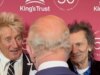 Rod Stewart critica Donald Trump davanti a re Carlo