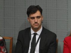 Nathan Albanese non ha più questo aspetto! Il figlio del primo ministro sfoggia un nuovo look grintoso mentre viene approvato il bilancio federale