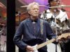 Eric Clapton, 81 anni, ha interrotto il suo concerto a Madrid dopo essere stato colpito da un disco in vinile lanciato dalla folla