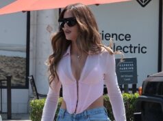 Khloe Kardashian sfoggia curve assassine in denims attillati dopo aver fatto chiarezza sulle process cosmetiche