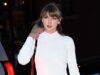 Taylor Swift sfoggia un look bianco da sposa per una serata fuori a New York con un’amica… in mezzo all’eccitazione del matrimonio di Travis Kelce