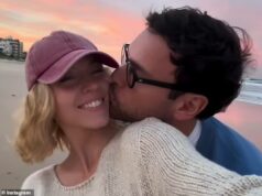 Sydney Sweeney, 28 anni, viene stuzzicata da Scooter Braun, 44 anni, in una clip piena di PDA dalla fuga australiana della coppia