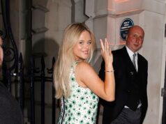 Emily Atack stupisce con un miniabito fantasia mentre festeggia fino alle prime ore del mattino con Stanley Tucci e una ridacchiante Ferne Cotton dopo la première della seconda serie di Rivals
