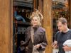 Elle Macpherson mostra le sue ciocche naturalmente ondulate mentre esce in un completo informal stylish a Madrid