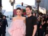 Miranda Kerr è bellissima in rosa mentre si unisce al marito Evan Spiegel, vestito MOLTO informal, alla sfilata di alta moda Dior – dopo aver rivelato i segreti di bellezza