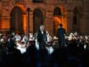 Andrea Bocelli, 67 anni, protagonista con l’orchestra saudita in una spettacolare vetrina culturale accanto al Colosseo a Roma