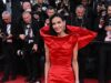Demi Moore fa girare la testa con un abito rosso stropicciato con un colletto drammatico mentre si unisce al mantello indossato da Diane Kruger alla proiezione di Fatherland durante il Competition di Cannes
