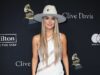 La veterana di Yellowstone Lainey Wilson sposa segretamente Devlin Hodges nel Tennessee mentre il ricevimento si tiene in una CAVE