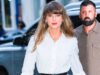 Taylor Swift esce ANCORA vestita di bianco da sposa mentre viene rivelato il modo insolito in cui gli ospiti ricevono gli inviti al matrimonio di Travis Kelce