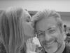 Jennifer Aniston pianta un bacio sul fidanzato Jim Curtis mentre vengono rivelati i loro piani per l’anniversario di un anno