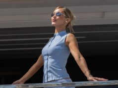 Bella Hadid appare disinvoltamente elegante in coordinato blu alla moda mentre esce al Pageant di Cannes
