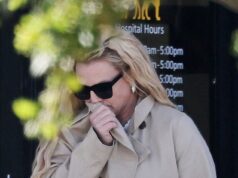 Britney Spears avvistata con le gambe ammaccate mentre esce allo scoperto dopo una notte selvaggia al ristorante e al negozio di liquori