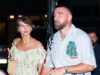 Taylor Swift tiene per mano il fidanzato Travis Kelce durante un romantico appuntamento notturno a New York mentre un ospite MOLTO speciale conferma la partecipazione al loro imminente matrimonio