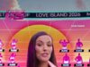 L’Isola dell’Amore è tornata! La conduttrice Maya Jama stupisce con un abito rosa pallido nel nuovo promo a tema Coppa del Mondo