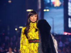 La star dei actuality sembra irriconoscibile mentre prende d’assalto la passerella di Gucci con una parrucca bruna con la frangetta