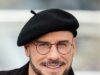 John Travolta spiega QUELLO sguardo da berretto virale a Cannes dopo essere stato arrostito dai fan