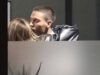Zara McDermott riceve un dolce bacio da Joey Essex mentre lasciano la festa di chiusura dopo le riprese di Cooking With The Stars