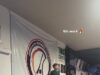 Rachael Finch condivide un video di sua figlia Violet, 12 anni, che fa delle sedute al muro mentre suo figlio Dominic, di 9 anni, esegue field soar in palestra