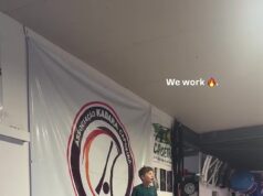 Rachael Finch condivide un video di sua figlia Violet, 12 anni, che fa delle sedute al muro mentre suo figlio Dominic, di 9 anni, esegue field soar in palestra