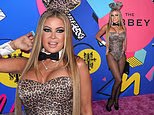 Carmen Electra, 54 anni, ritorna alle sue radici di Playboy indossando un costume da coniglietta in occasione del 35° anniversario dell’iconico locale di West Hollywood