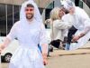 La star di Love Island Tom Clare viene costretta a indossare un abito da sposa e un velo dal migliore amico Casey O’Gorman mentre parte per il suo addio al celibato a Las Vegas con un bacio d’addio dalla fidanzata Molly Smith