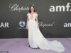 Geena Davis, 70 anni, sfoggia la sua bellezza che sfida l’età in un abito audacemente scollato al gala amfAR di Cannes