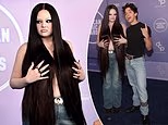 Le star di Hacks Megan Stalter e Paul W. Downs indossano denim abbinati rock agli American Music Awards