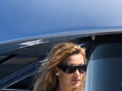 Bella Hadid mostra il suo fisico sbalorditivo in un costume da bagno blu mentre balla su una barca a Cannes