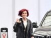 Sharon Osbourne sorride a Los Angeles dopo aver svelato i piani per creare un avatar AI del suo defunto marito Ozzy basato sulla sua somiglianza e personalità in modo che il rocker dei Black Sabbath possa “vivere per sempre”