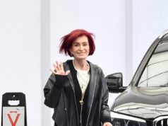 Sharon Osbourne sorride a Los Angeles dopo aver svelato i piani per creare un avatar AI del suo defunto marito Ozzy basato sulla sua somiglianza e personalità in modo che il rocker dei Black Sabbath possa “vivere per sempre”