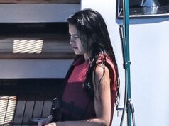La fidanzata di Romeo Beckham, Kim Turnbull, mostra la sua figura tonica in un bikini nero mentre si unisce a David e Victoria sul loro superyacht da 16 milioni di sterline