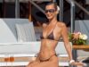 Bella Hadid sfoggia il suo fisico tonico in uno succinto bikini marrone mentre si gode un giro intorno a Saint-Tropez su uno yacht di lusso