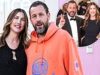 Sussurri sul matrimonio di Adam e Jackie Sandler dopo aver affermato di averla “messa in imbarazzo” alla premiere del movie… e la sua preoccupazione per lui sull’argomento su cui sono maggiormente in disaccordo