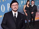 John Travolta continua a sfoggiare il suo nuovo look stravagante con un altro berretto mentre si unisce alla splendida figlia Ella Bleu, 26 anni, alla premiere di Los Angeles del suo debutto alla regia