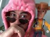 Dangerous Bunny si assicura un ruolo cameo in Toy Story 5 dopo che il regista ha scoperto il rapper mentre giocava con le bambole Woody e Buzz Lightyear durante il Covid
