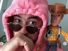 Dangerous Bunny si assicura un ruolo cameo in Toy Story 5 dopo che il regista ha scoperto il rapper mentre giocava con le bambole Woody e Buzz Lightyear durante il Covid