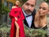 Emily Atack stupisce con uno sfolgorante abito rosso mentre posa dietro le quinte sul set del suo nuovo spettacolo Nessuno’s Idiot con Danny Dyer