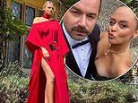 Emily Atack stupisce con uno sfolgorante abito rosso mentre posa dietro le quinte sul set del suo nuovo spettacolo Nessuno’s Idiot con Danny Dyer
