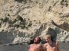 David Beckham e Romeo mostrano i loro fisici tonici mentre prendono il sole nel Mediterraneo mentre Victoria condivide dolci scatti delle vacanze in famiglia