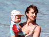 Megan McKenna mostra la sua splendida figura in un costume da bagno scollato mentre va in spiaggia con il marito Oliver Burke e il figlio Landon, 19 mesi, durante una vacanza con la famiglia a Maiorca