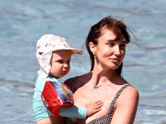 Megan McKenna mostra la sua splendida figura in un costume da bagno scollato mentre va in spiaggia con il marito Oliver Burke e il figlio Landon, 19 mesi, durante una vacanza con la famiglia a Maiorca