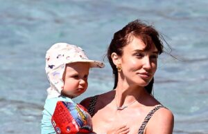 Megan McKenna mostra la sua splendida figura in un costume da bagno scollato mentre va in spiaggia con il marito Oliver Burke e il figlio Landon, 19 mesi, durante una vacanza con la famiglia a Maiorca