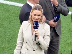 Laura Woods, incinta, nasconde il pancione sotto un elegante abito colour crema alla finale di Champions League, come la vede per la prima volta da quando ha annunciato di aspettare il suo secondo figlio con il fidanzato Adam Collard